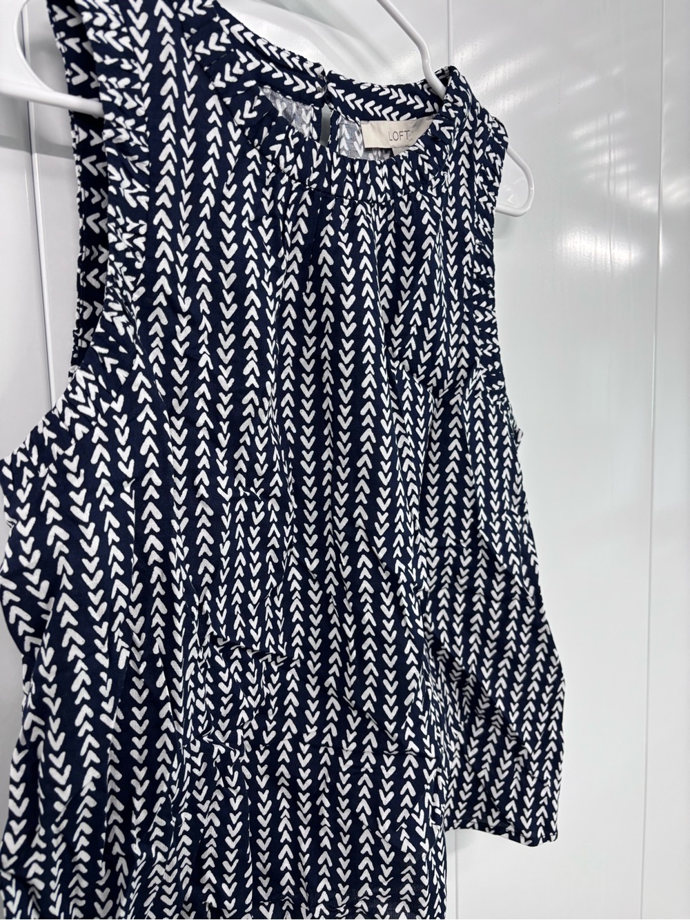 LOFT Womens Medium Navy Chevron Print Sleeveless Blouse Cotton Rayon Top NWT - Picture 3 of 10